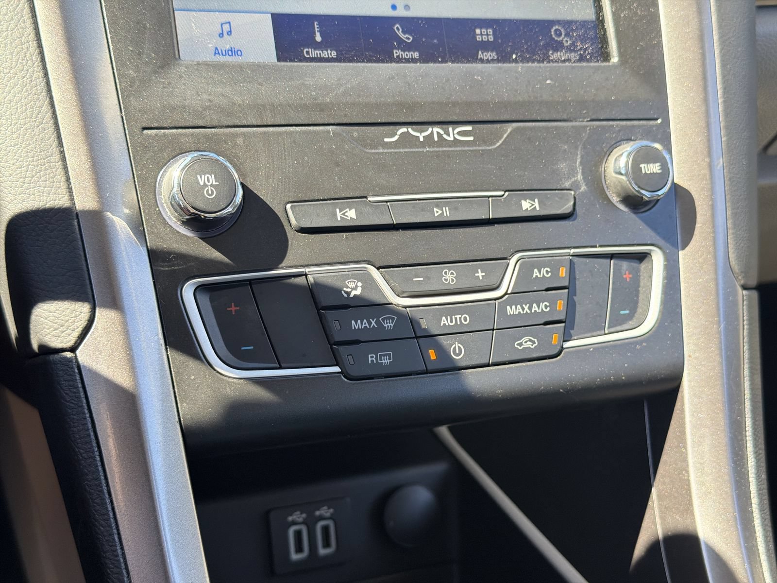 Used 2020 Ford Fusion SE FWD image 27