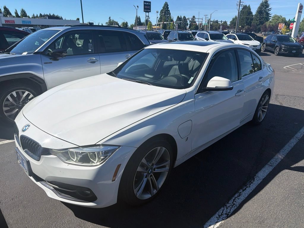 Used 2018 BMW 330e w/ Convenience Package RWD image 4