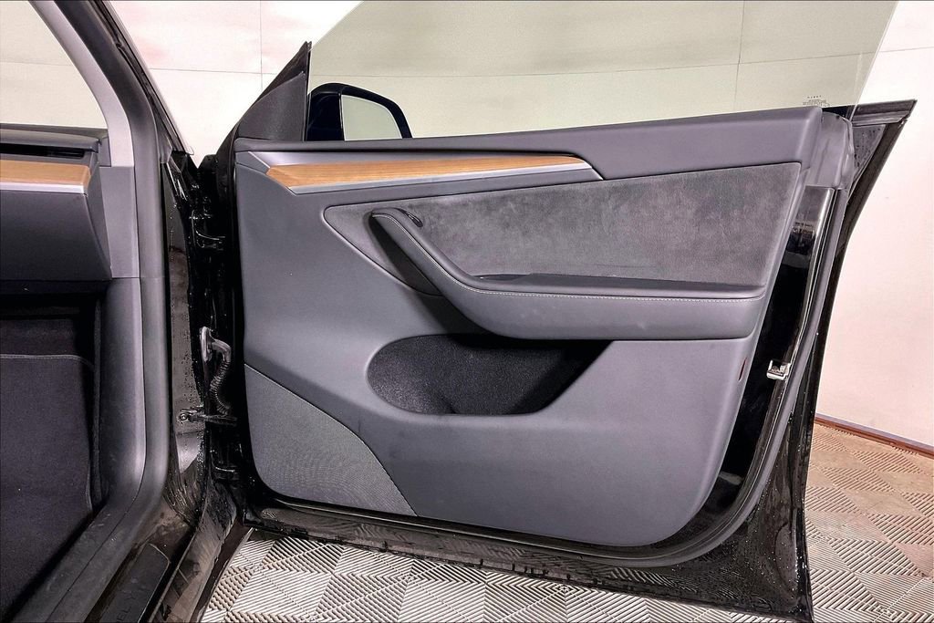 Used 2024 Tesla Model Y 2WD image 22