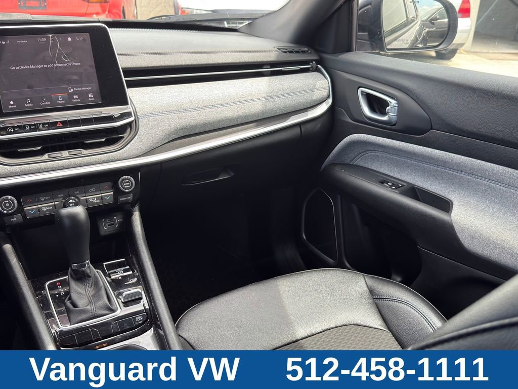 Used 2025 Jeep Compass Latitude w/ Convenience Group AWD/4WD image 24