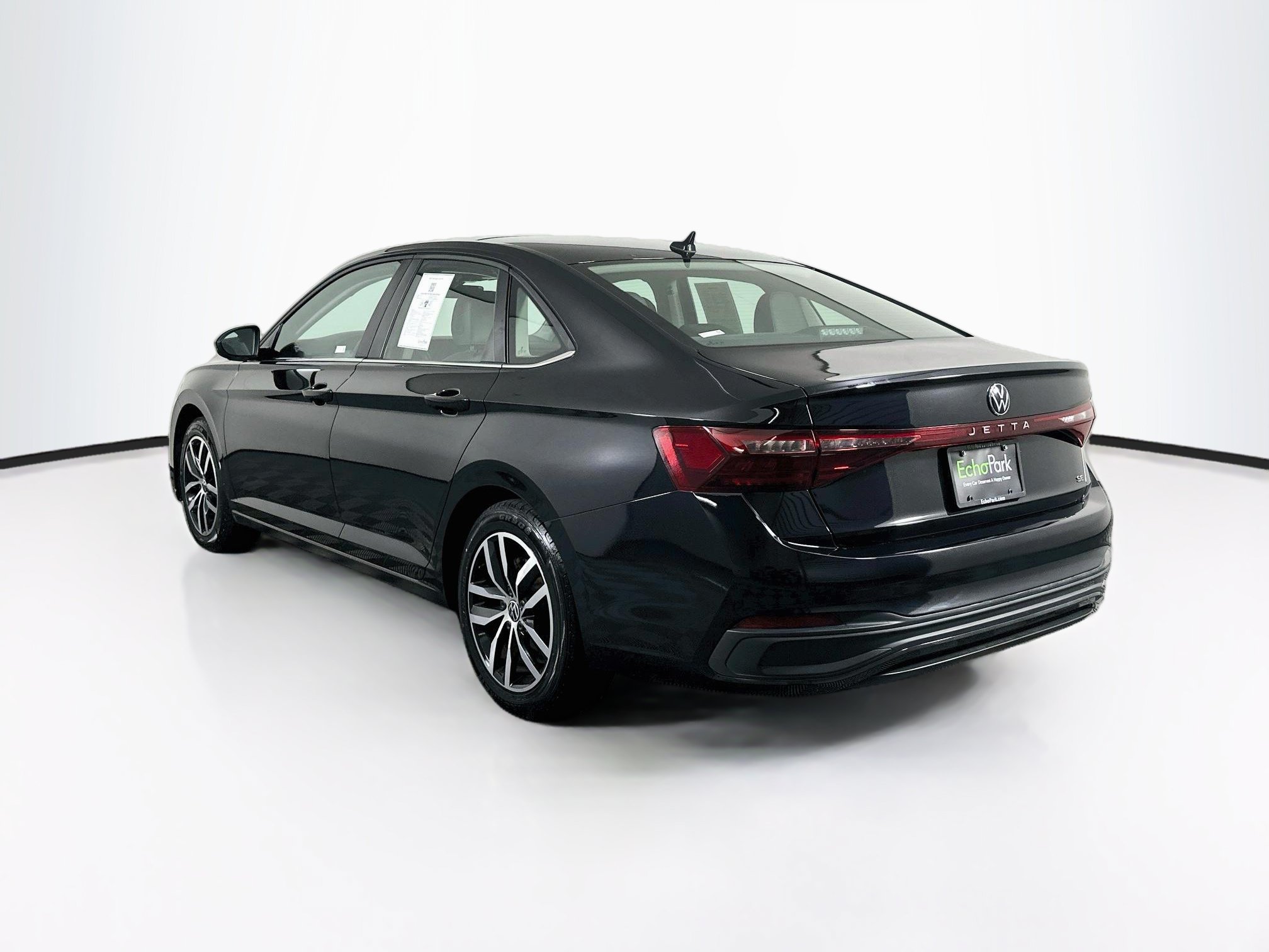 Used 2025 Volkswagen Jetta SE FWD image 5