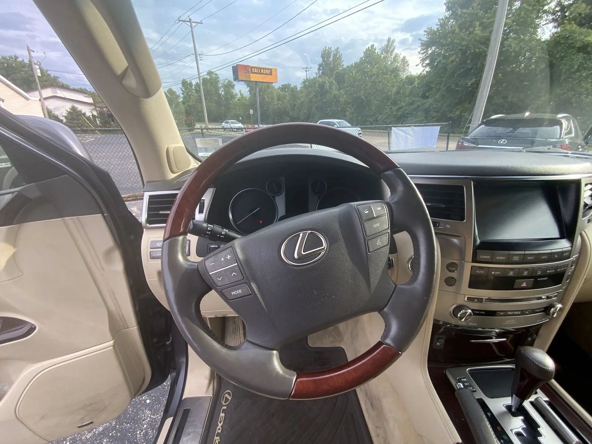 Used 2013 Lexus LX 570 4WD w/ Luxury Pkg image 11