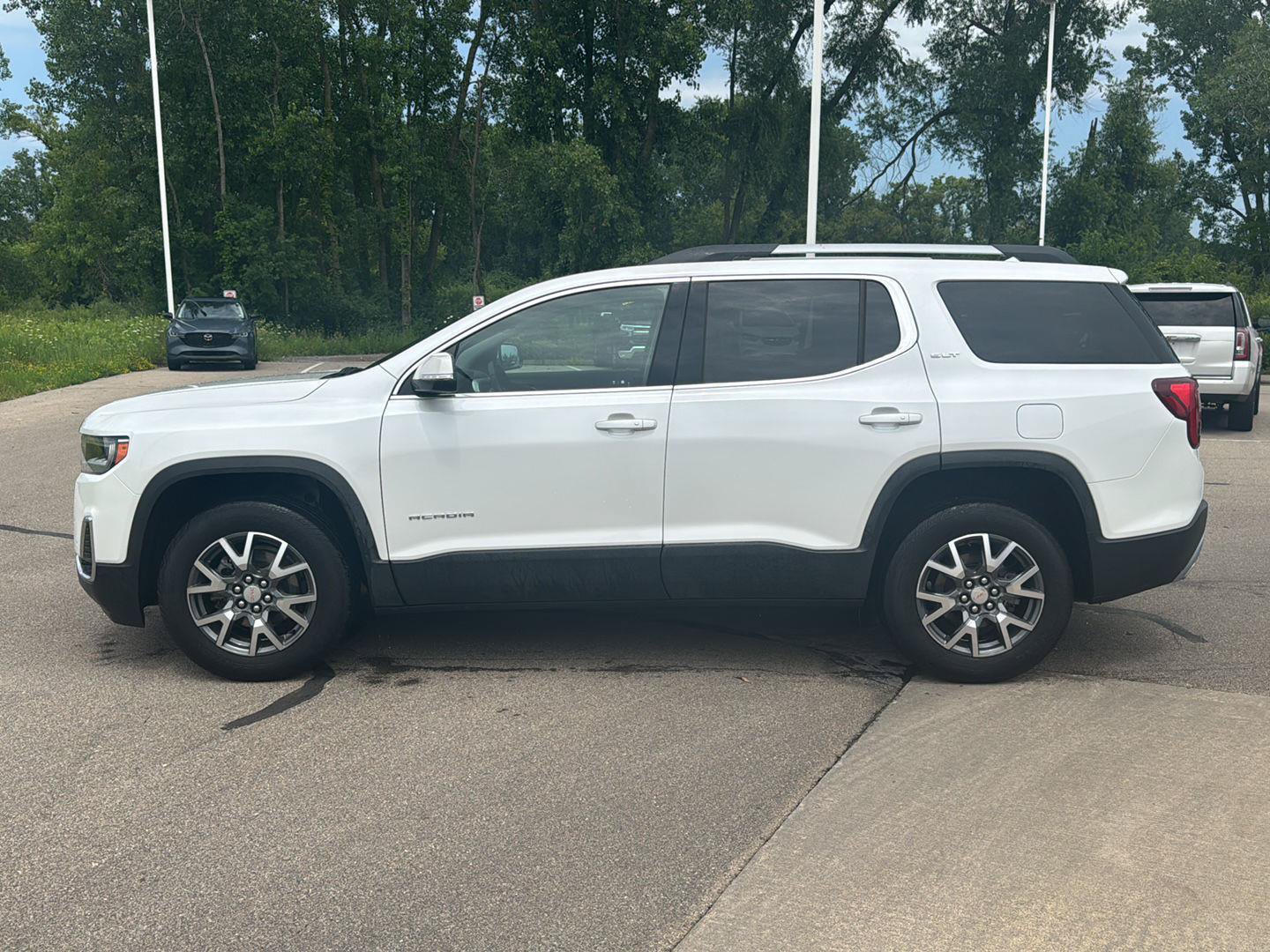 Used 2023 GMC Acadia SLT w/ Preferred Package AWD/4WD image 2