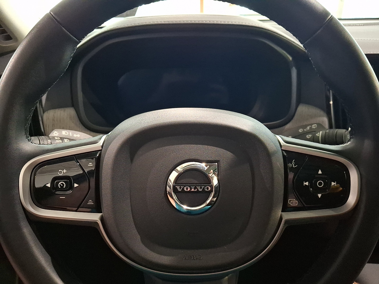 Used 2025 Volvo V90 B6 Cross Country Ultra AWD/4WD image 19