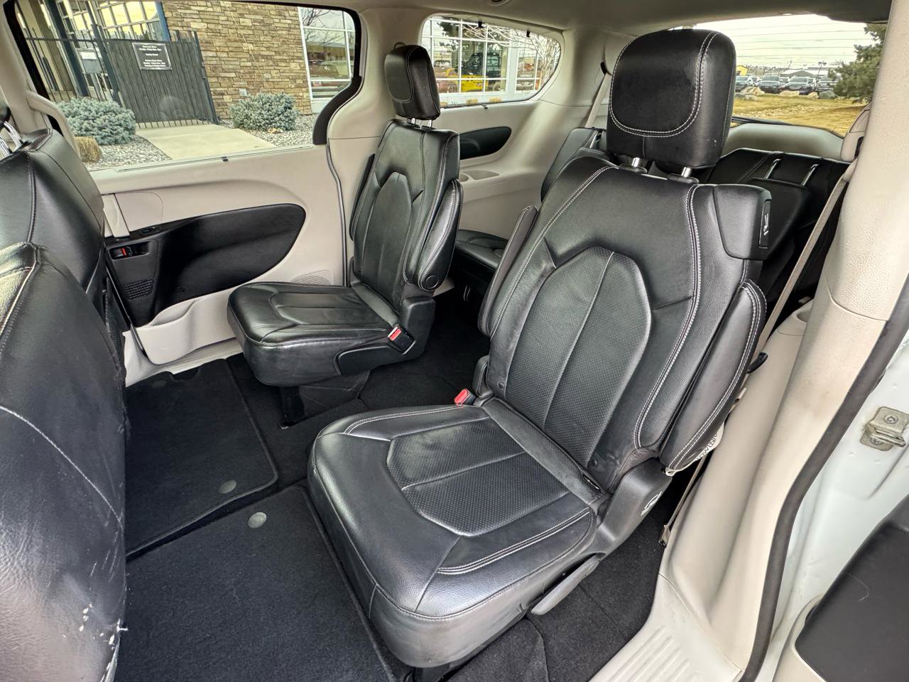 Used 2022 Chrysler Pacifica Touring-L image 10