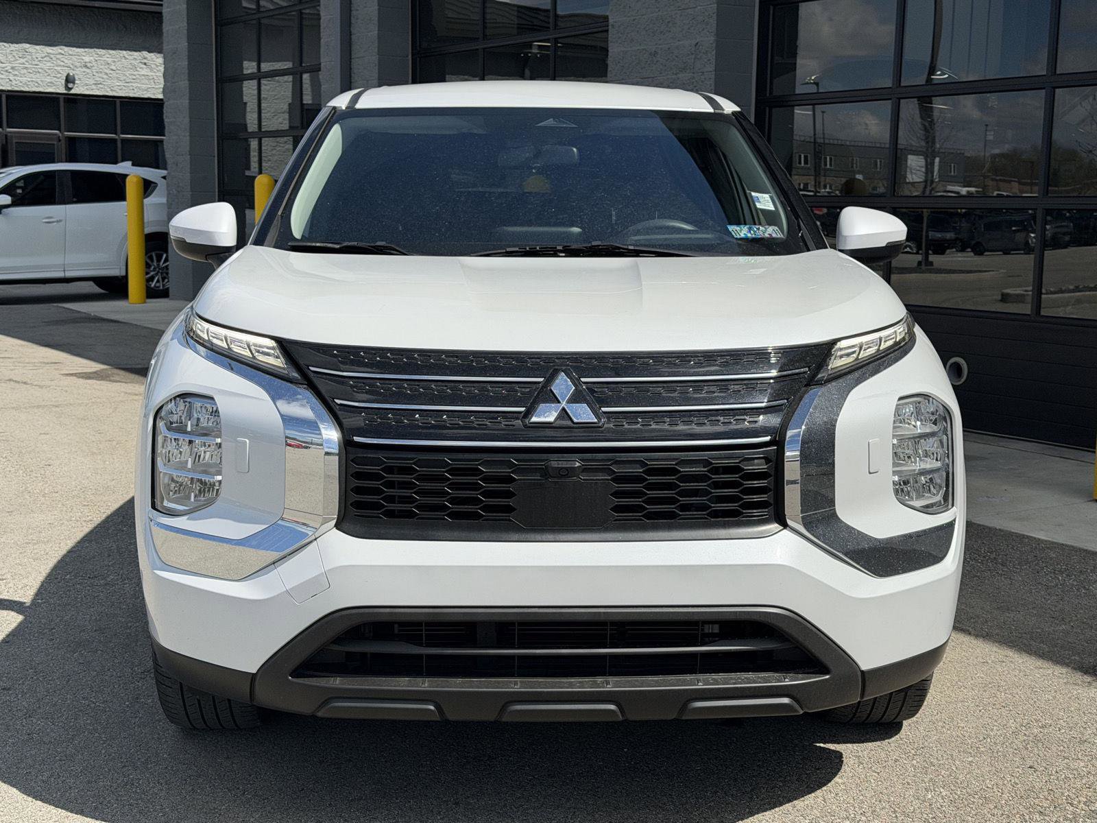 Used 2022 Mitsubishi Outlander ES image 3