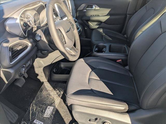 New 2026 Chrysler Pacifica Select AWD/4WD image 4