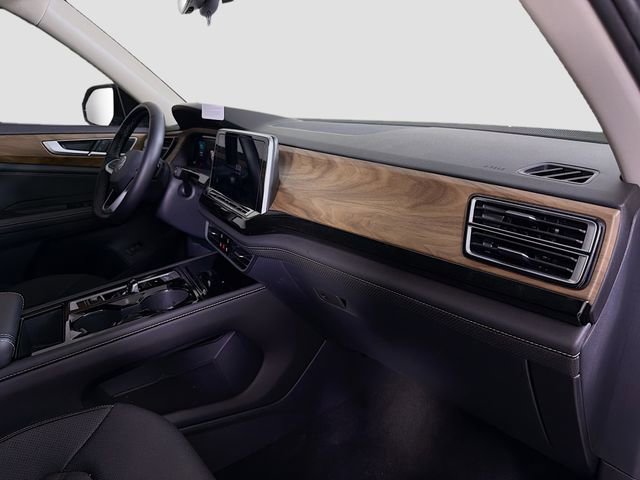 Used 2025 Volkswagen Atlas SE image 32