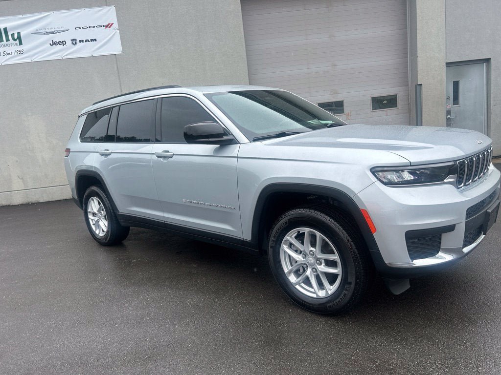 Used 2025 Jeep Grand Cherokee L Laredo w/ Trailer Tow Package AWD/4WD image 8