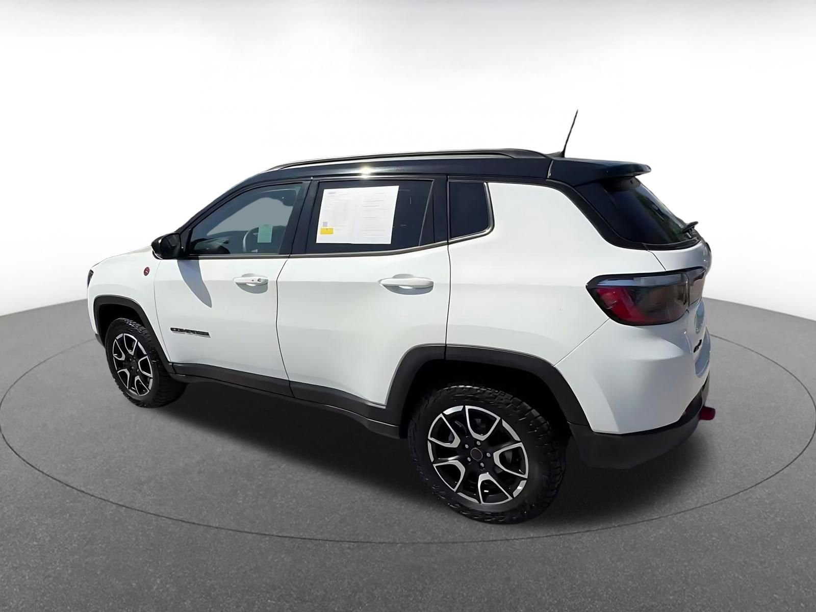 Used 2025 Jeep Compass Trailhawk AWD/4WD image 10
