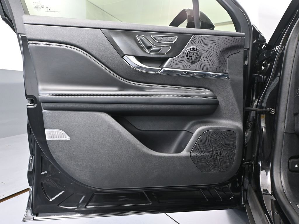 Used 2024 Lincoln Corsair Premiere image 18