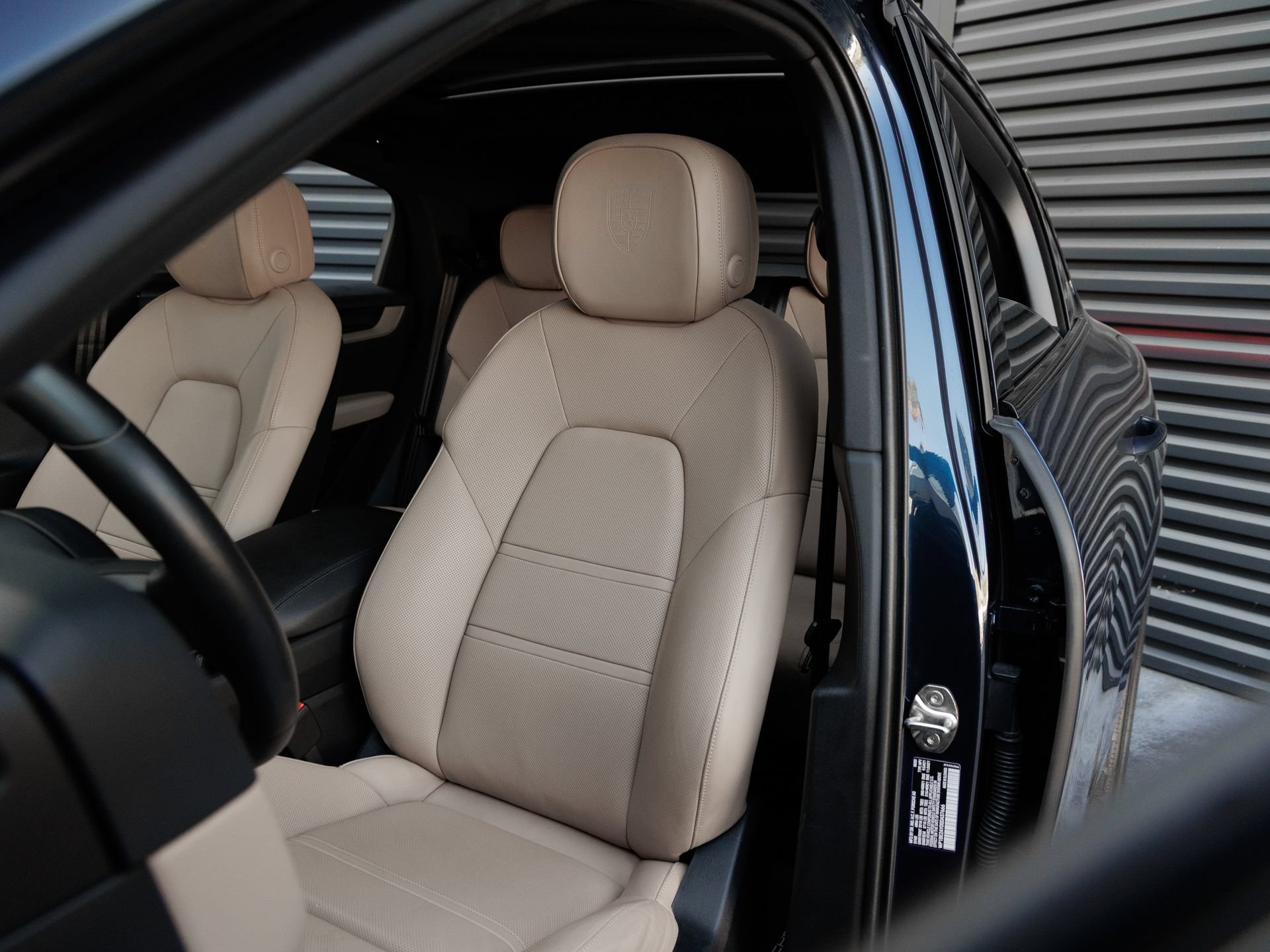 Certified 2025 Porsche Cayenne E-Hybrid Coupe AWD/4WD image 5