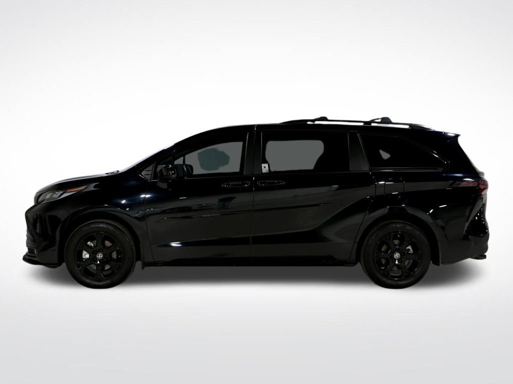 Used 2025 Toyota Sienna XLE Woodland Edition image 7