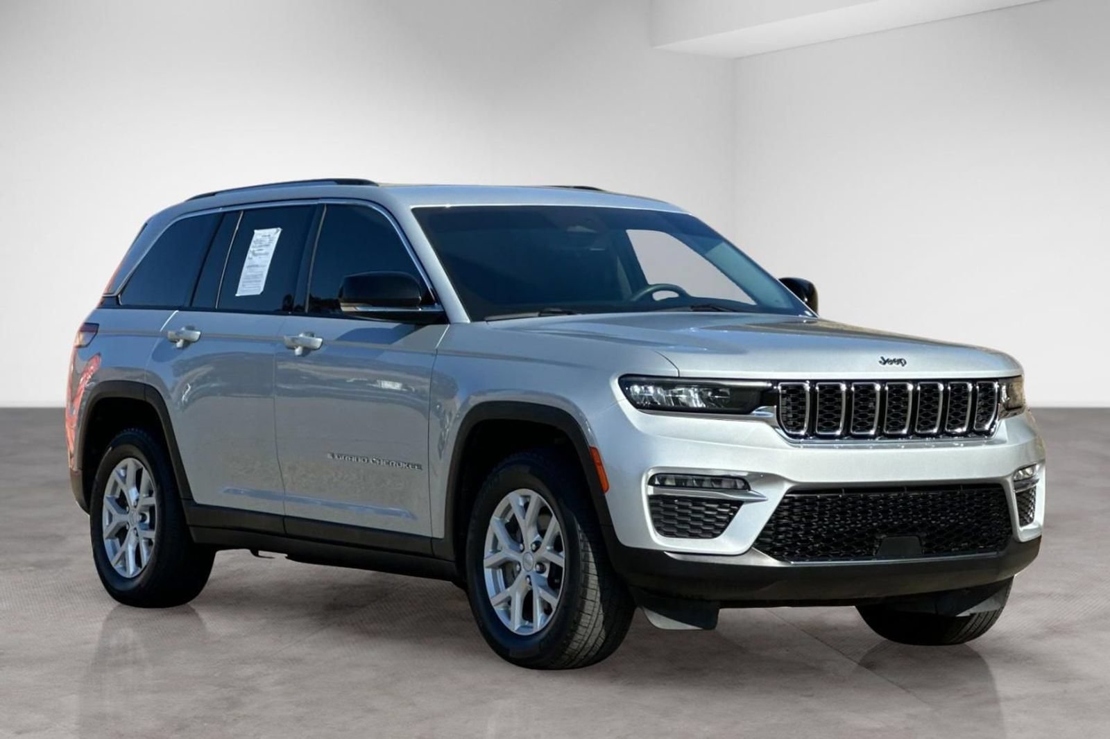 Used 2023 Jeep Grand Cherokee Limited w/ Trailer Tow Prep Group (B) AWD/4WD image 8