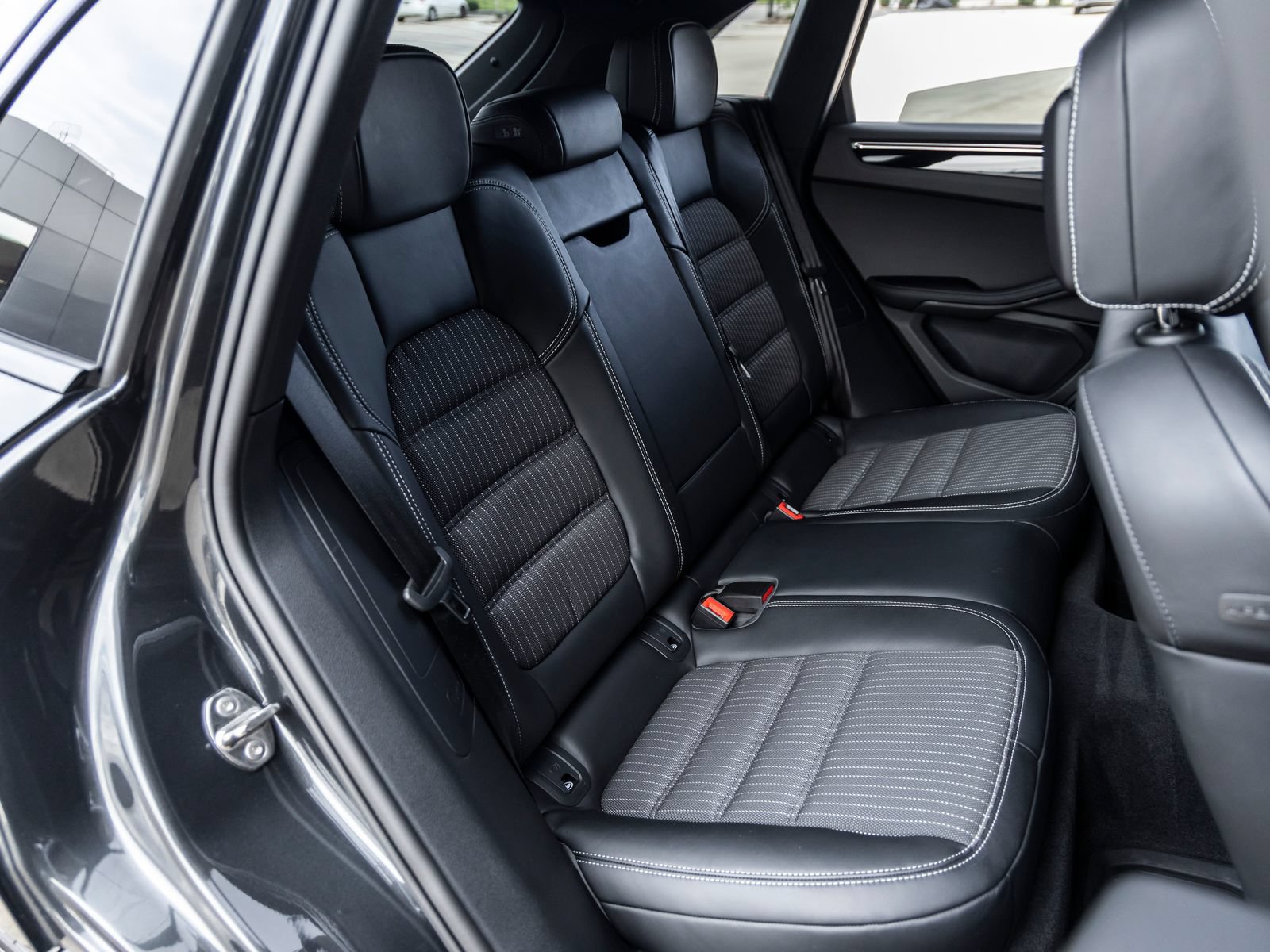 Certified 2025 Porsche Macan Turbo AWD/4WD image 36