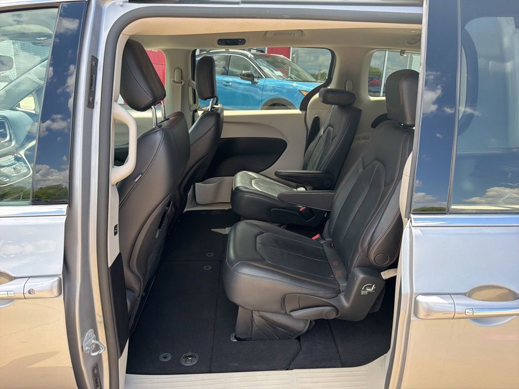 Used 2017 Chrysler Pacifica Touring-L image 14