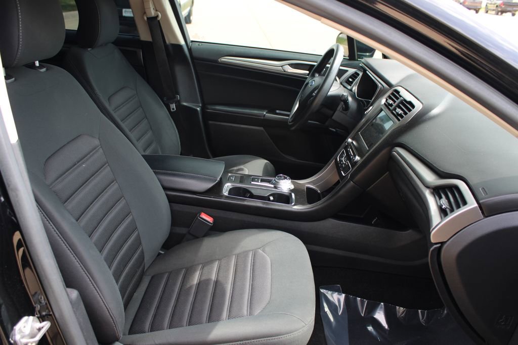 Used 2017 Ford Fusion SE FWD image 8