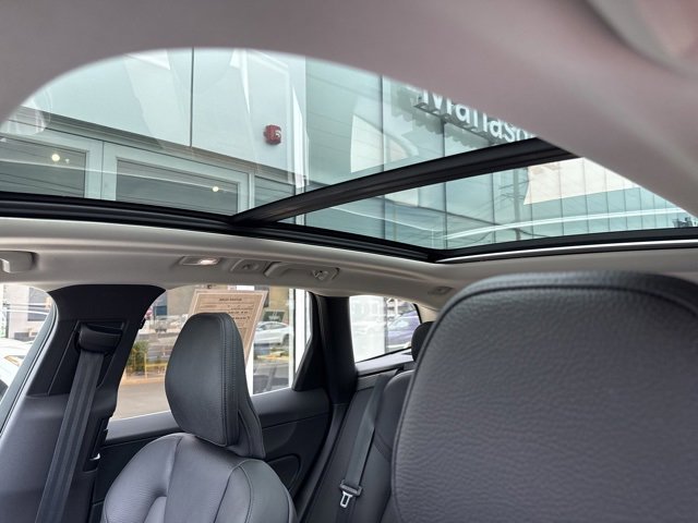 Certified 2022 Volvo XC60 B5 Momentum w/ Advanced Package image 27