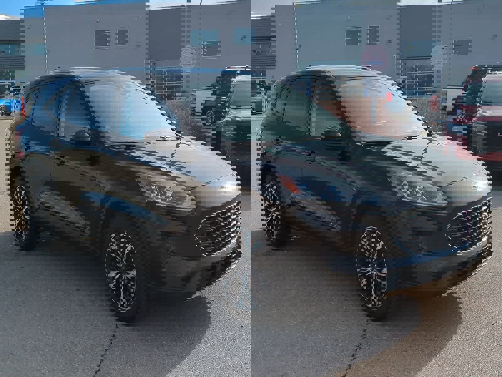 Used 2021 Ford Escape SE w/ SE Sport Appearance Package image 2