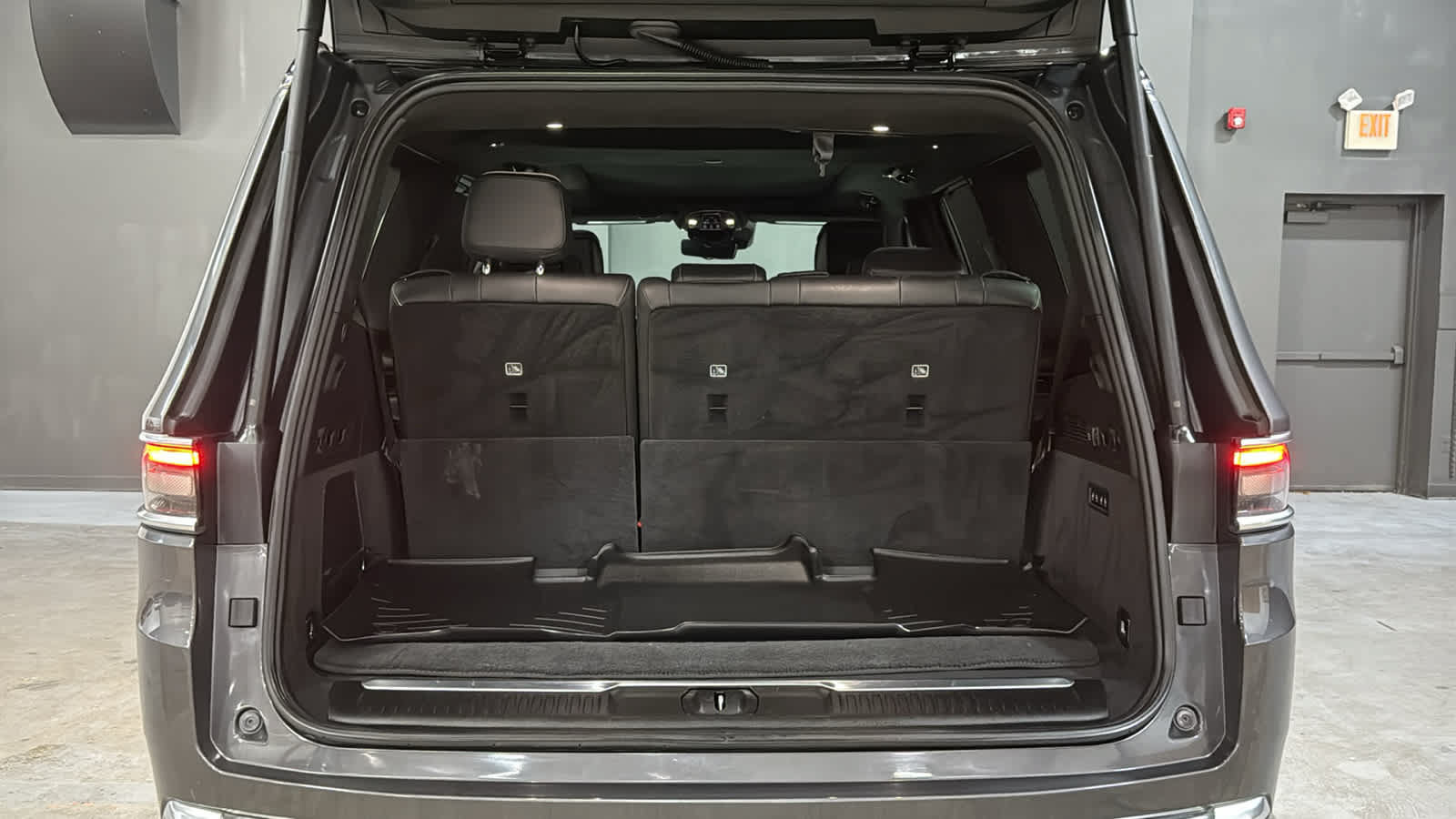 Used 2022 Jeep Grand Wagoneer Series II AWD/4WD image 30