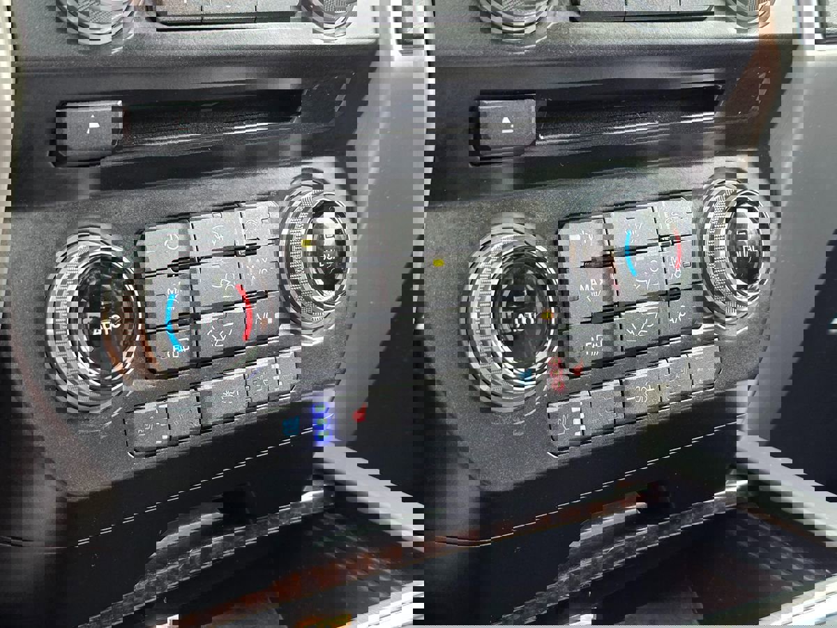 Used 2015 Ford F150 Platinum w/ Equipment Group 701A Luxury image 42