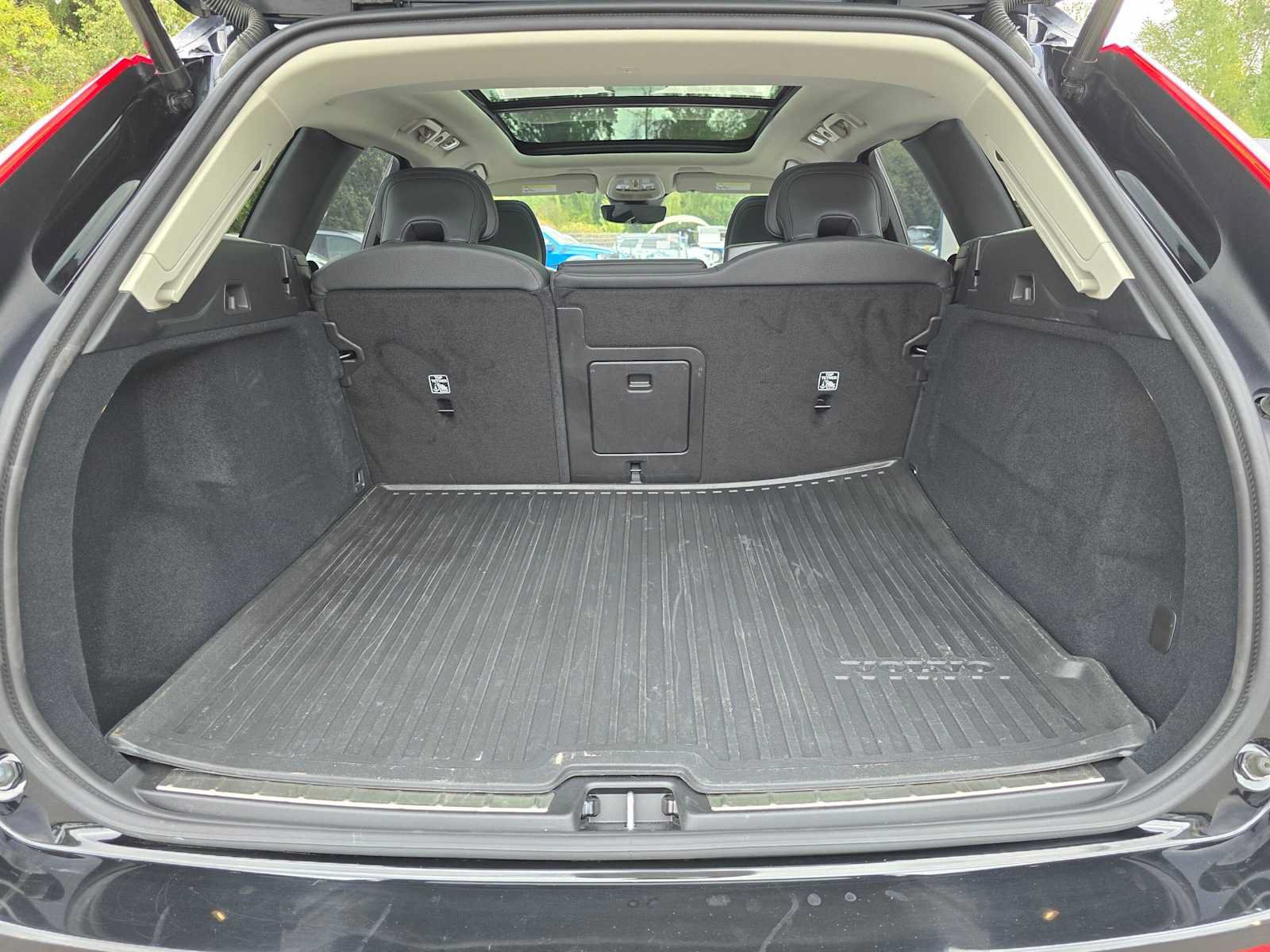 Used 2025 Volvo XC60 B5 Plus AWD/4WD image 14
