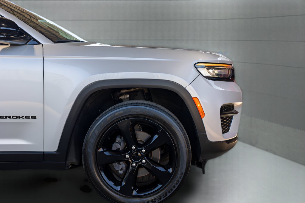 Used 2023 Jeep Grand Cherokee Altitude AWD/4WD image 10