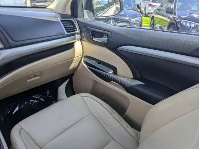 Used 2014 Toyota Highlander XLE FWD image 20