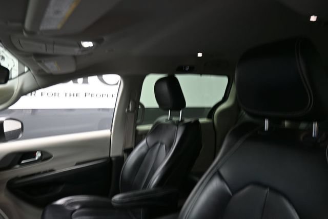 Used 2023 Chrysler Pacifica Touring-L FWD image 17