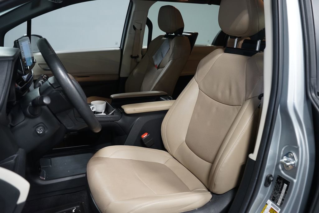 Used 2023 Toyota Sienna Limited image 6