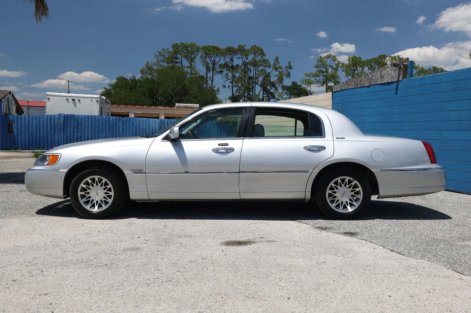 Used 2001 Lincoln Town Car Signature RWD image 3