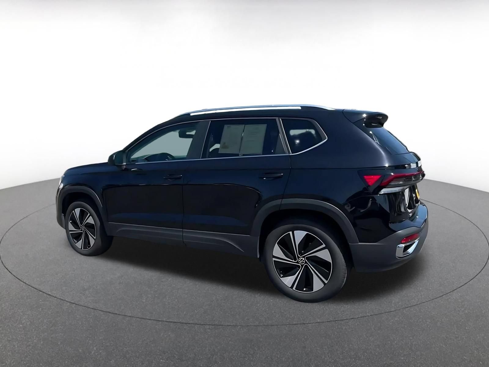 Used 2026 Volkswagen Taos SE AWD/4WD image 8