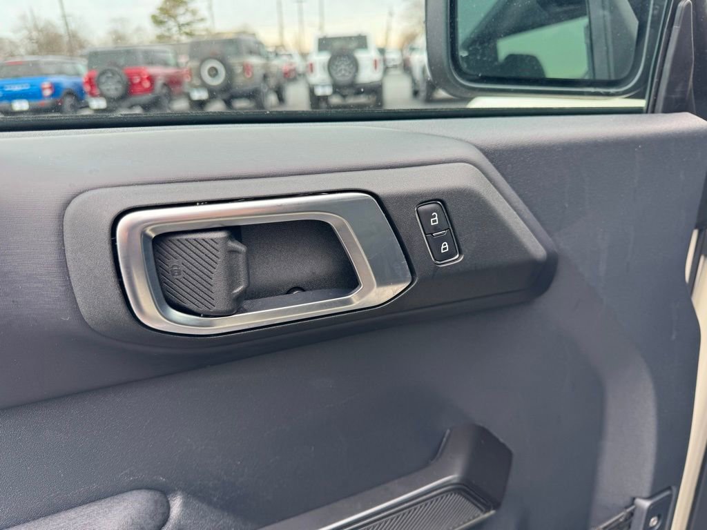 Used 2025 Ford Bronco Badlands image 3