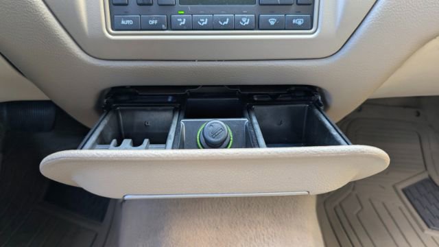 Used 2011 Lincoln Town Car Signature Limited image 39