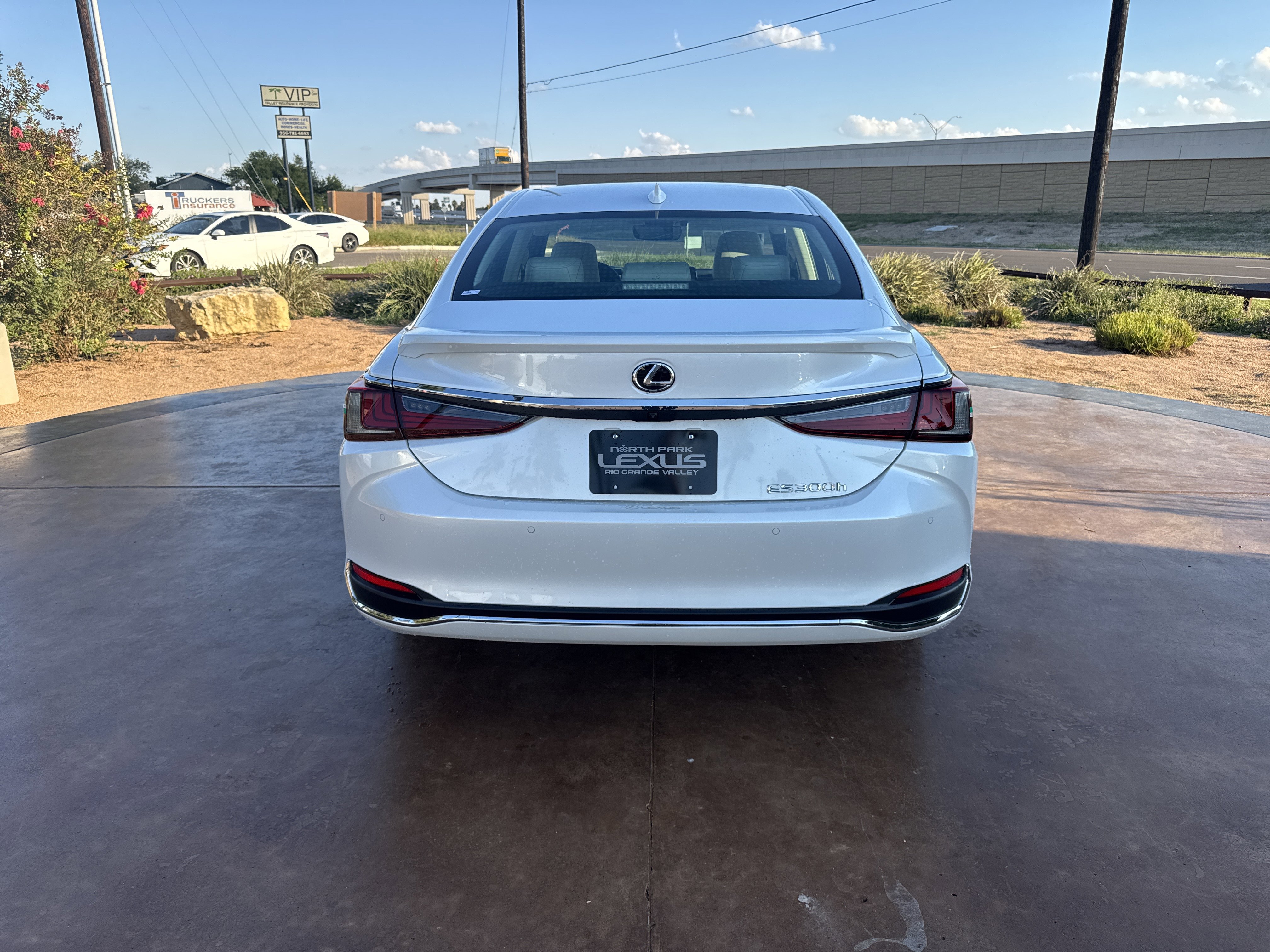 New 2025 Lexus ES 300h w/ Premium Package image 3