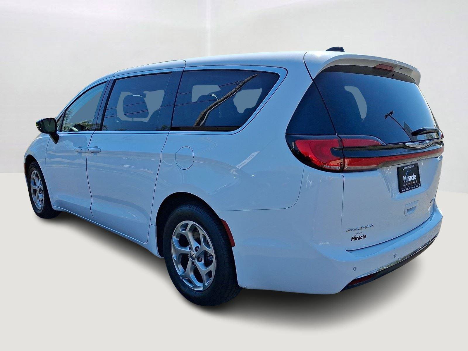 Certified 2024 Chrysler Pacifica Limited FWD image 5