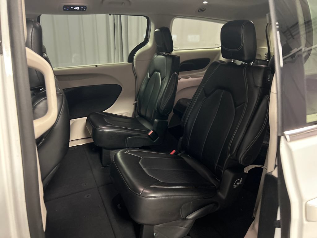 Used 2023 Chrysler Pacifica Touring-L FWD image 23