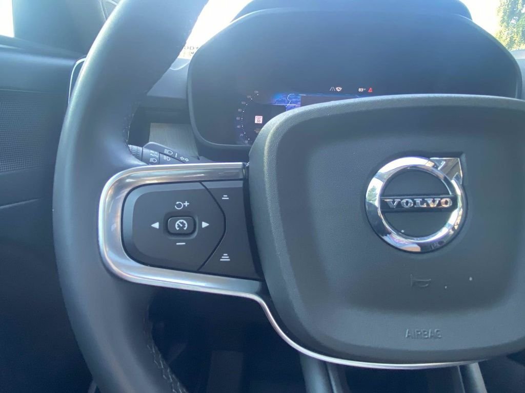 Used 2024 Volvo XC40 B5 Plus AWD/4WD image 32