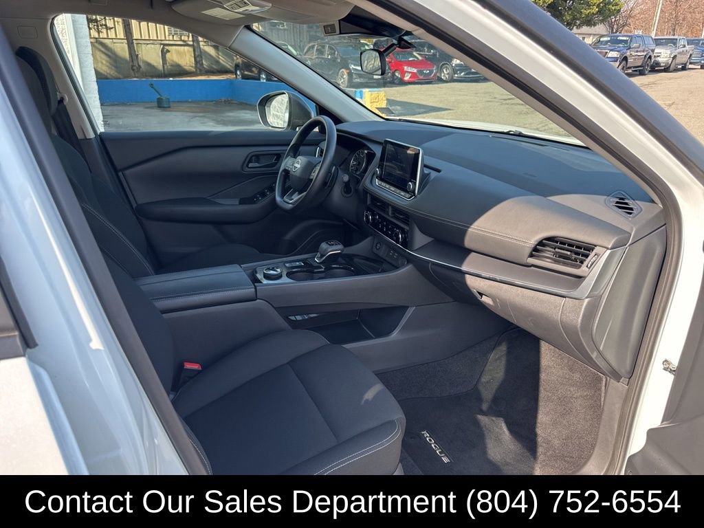Used 2025 Nissan Rogue S image 16