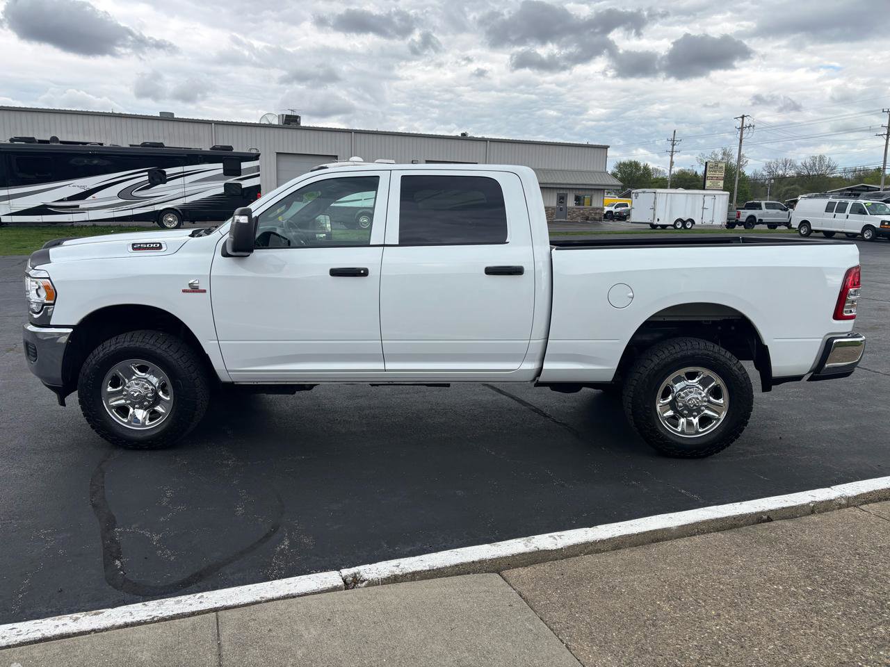 Used 2024 RAM 2500 Tradesman w/ Chrome Appearance Group AWD/4WD image 6