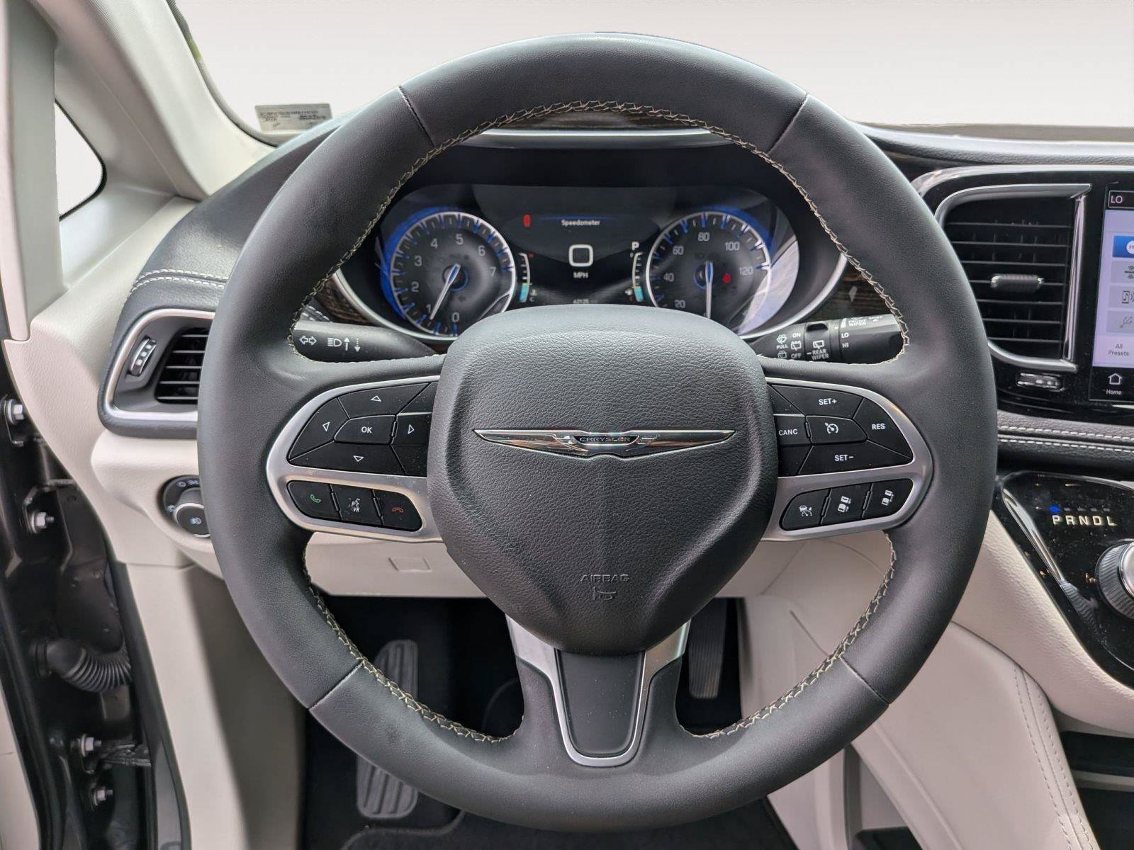 Used 2022 Chrysler Pacifica Limited AWD/4WD image 29