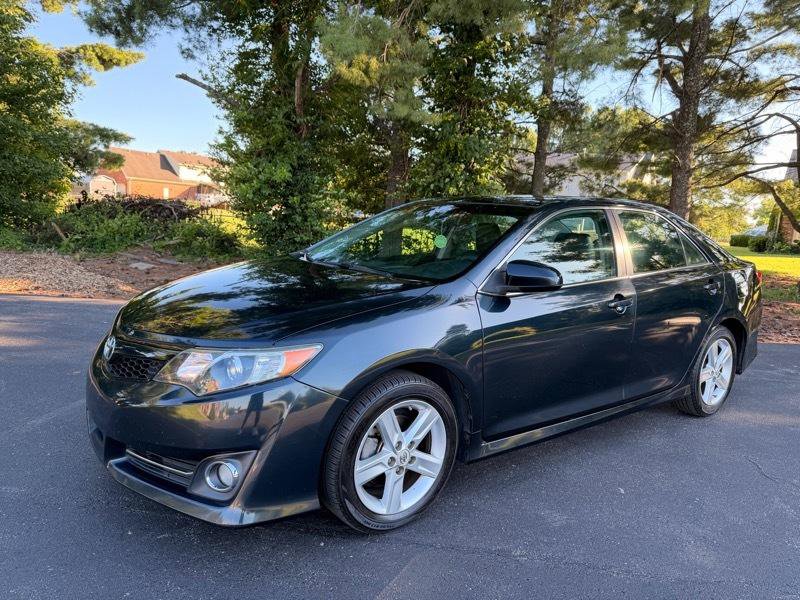 Used 2012 Toyota Camry SE FWD image 1