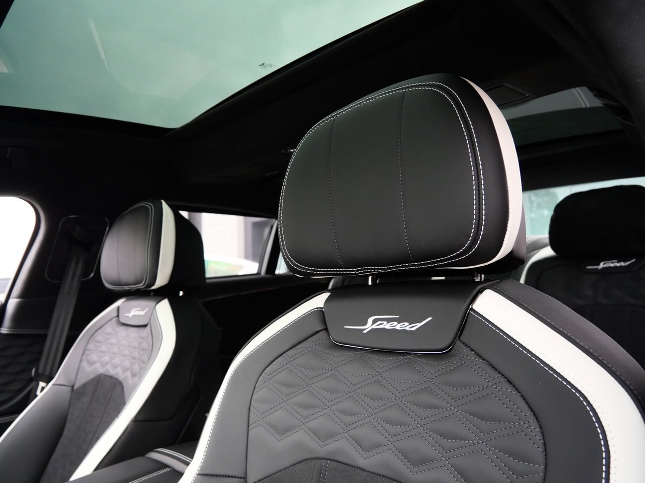 Used 2025 Bentley Flying Spur Plug-In Hybrid AWD/4WD image 22