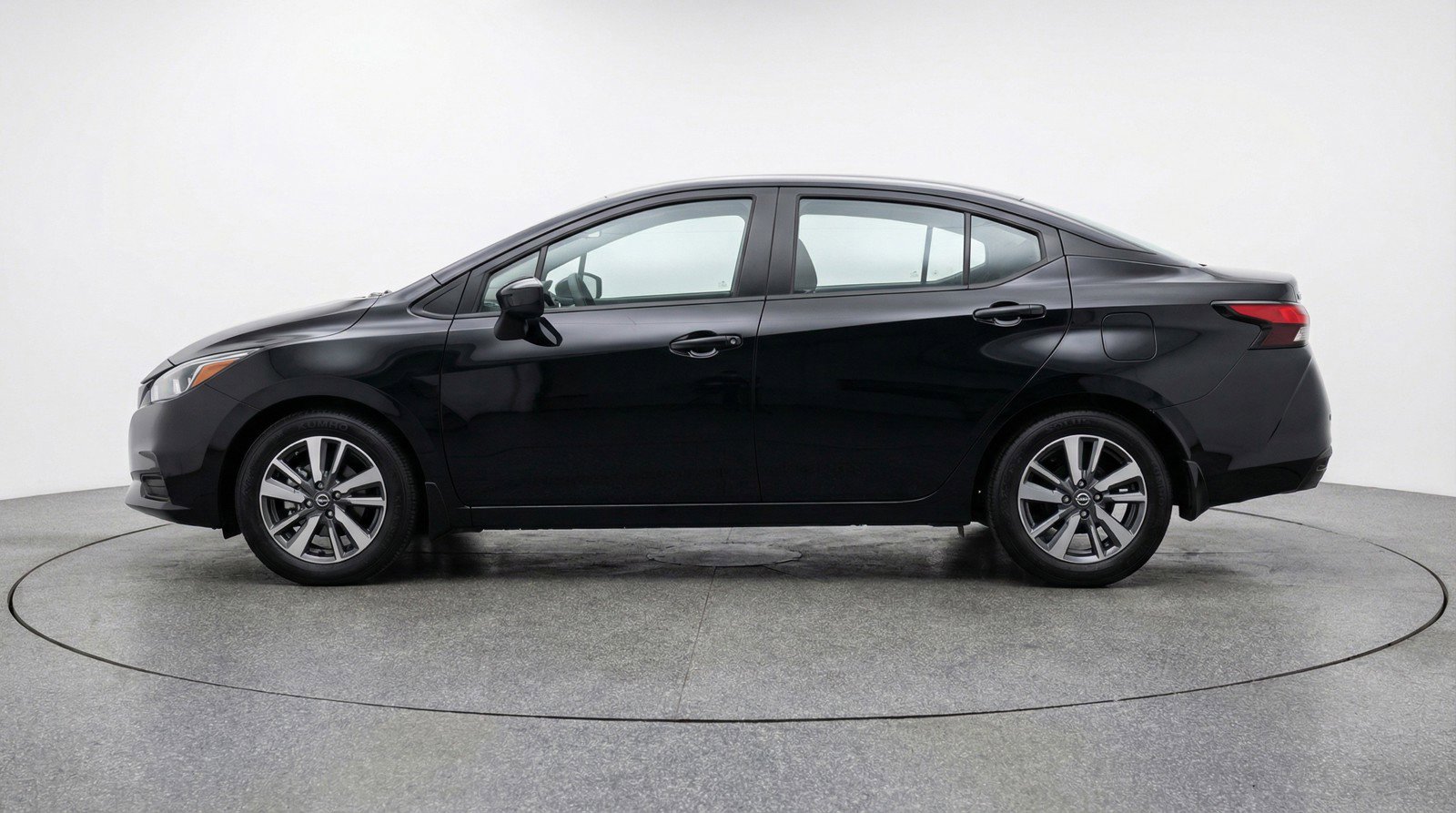 Used 2025 Nissan Versa SV FWD image 5