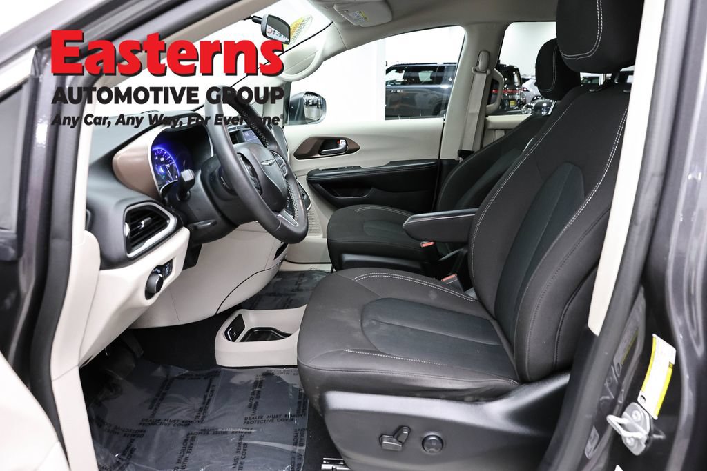 Used 2022 Chrysler Voyager LX FWD image 14