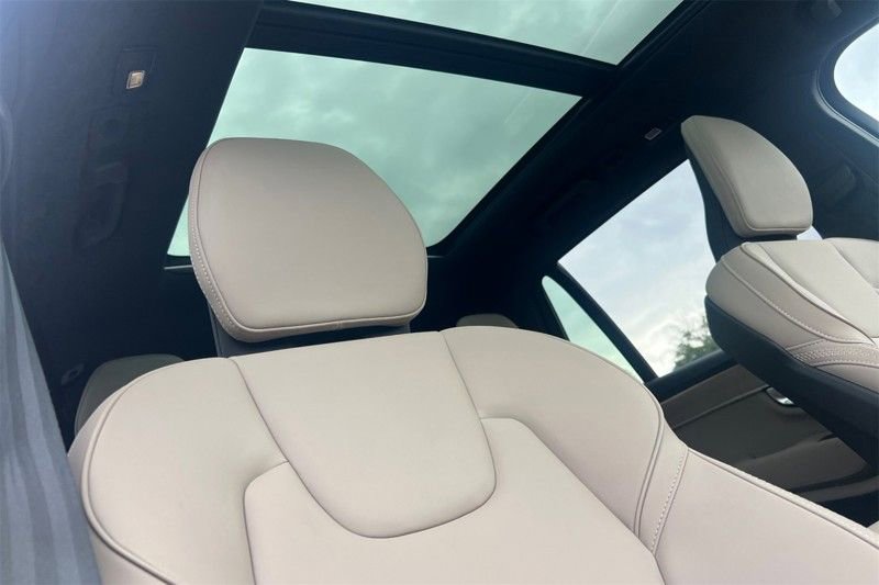Certified 2025 Volvo XC90 B6 Plus image 19