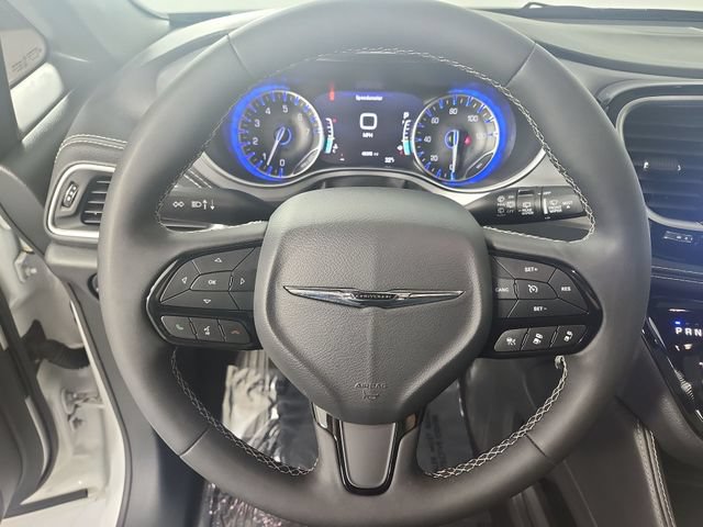 Used 2025 Chrysler Pacifica Limited FWD image 11