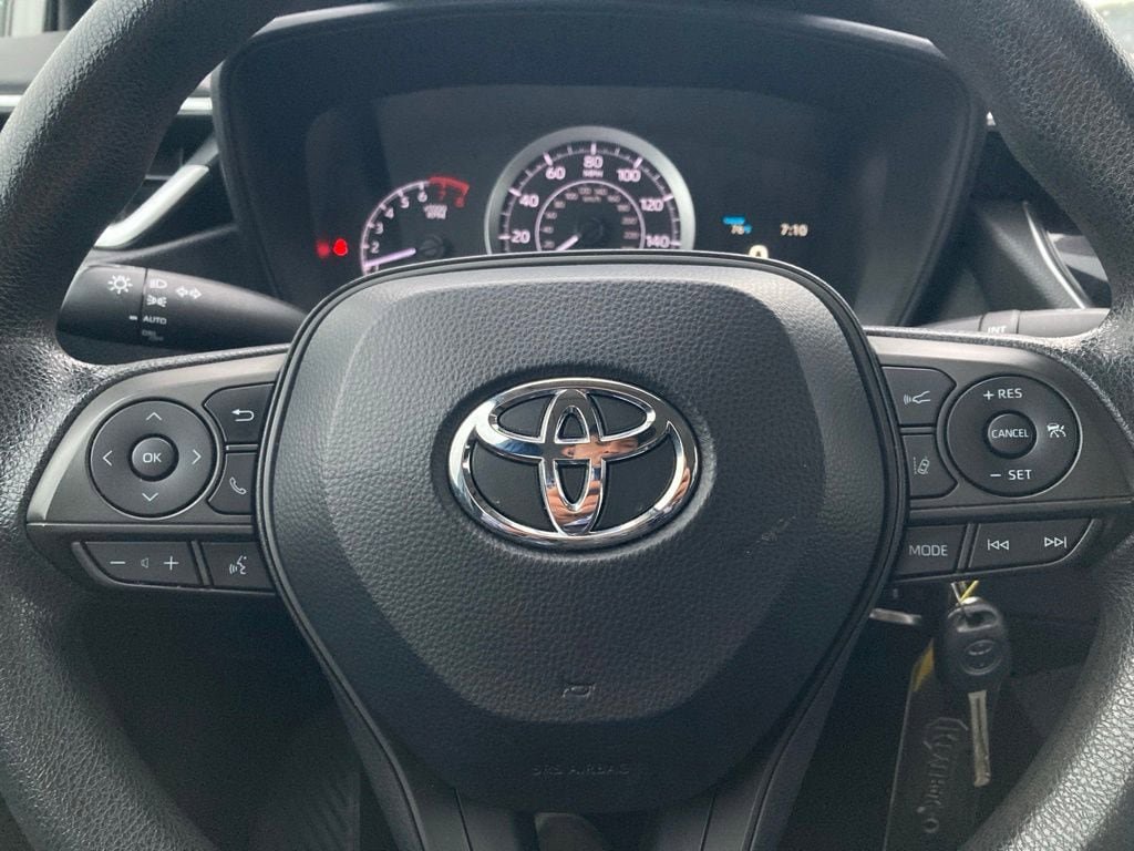 Used 2020 Toyota Corolla LE FWD image 18