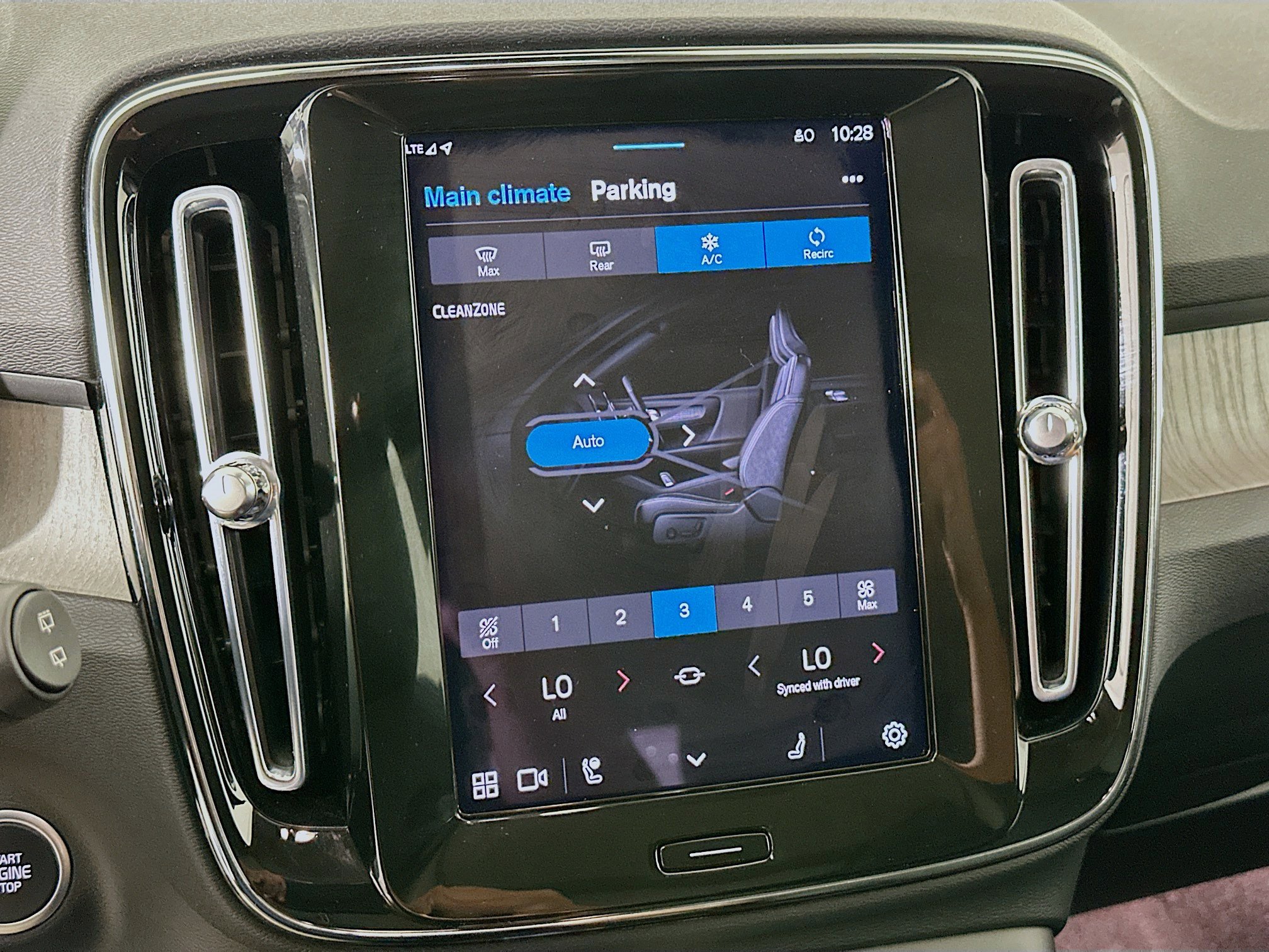 Used 2025 Volvo XC40 B5 Plus image 23