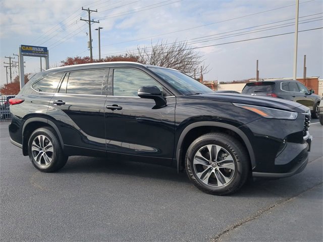 Used 2022 Toyota Highlander XLE image 2